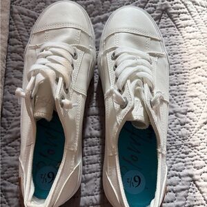 Blowfish White Low-Top Lace-Up Sneakers. Martina 6.5
